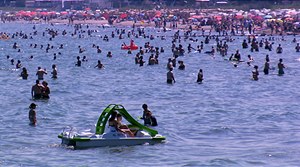 Sommerferien in der Pandemie: Strandleben, Party-Sommer, Freibad-Ferien