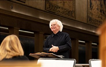 Sir Simon Rattle dirigiert die Matthäuspassion