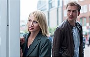 Nora Weiss (Anna Maria Mühe) und Simon Brandt (Jan Krauter) beobachten, wie Sibylle Böwe sich mit Maik Wozniak  trifft, um ihm bei der Flucht zu helfen.