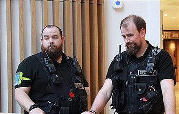 Gauner vs. Kaufhaus-Cops