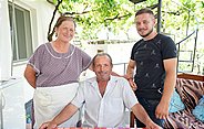 Vjollca (li.) und Bastri Limoj (Mi.) mit ihrem jüngsten Sohn Lucjano (re.): Ob er die Schafzucht der Familie weiterführt, ist fraglich.