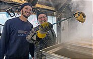 Martin Sabourin (re.) und sein Sohn Félix (li.) kochen gemeinsam jedes Frühjahr in großen Kesseln Baumwasser zu Ahornsirup ein.