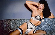 Bettie Page war die Pin-up-Göttin der 50er Jahre und ist auch heute noch eine wichtige Referenz für Striptease- und New-Burlesque-Performerinnen.