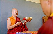 Meditations-Meister Lama Khesang unterrichtet Klangmeditation mit einer Klangschale.