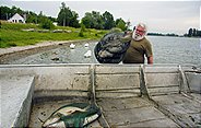 Adrien Vonarb fischt am Oberrhein mit extra breitmaschigen Netzen.