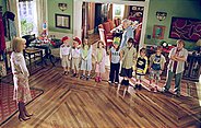 Familienrat: Kate (Bonnie Hunt, l.), Nigel und Kyle (Brent und Shane Kinsman, 2. und 3.v.l.), Kim (Morgan York, 4.v.l.), Jessica (Liliana Mumy, 5.v.l.), Sarah (Alyson Stoner, M.), Tom (Steve Martin, 5.v.r.), Jake (Jacob Smith, 4.v.r.), Mike (Blake Woodruff, 3.v.r.), Mark (Forrest Landis, 2.v.r.) und
