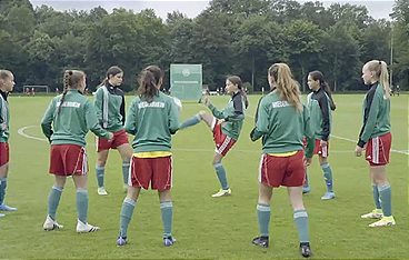 Kicken wie ein Mädchen