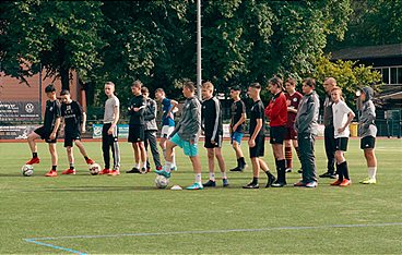 Kicken wie ein Mädchen