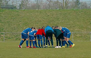 Kicken wie ein Mädchen