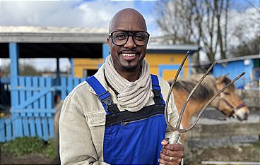 Yared packt an in Hamburg-Wilhelmsburg