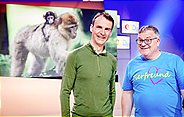 Im Bild: Verhaltensbiologe Dr. Roland Hilgartner (l.) leitet den Affenberg in Salem und ist heute zu Gast im Studio bei Elton (r.).