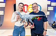 Im Bild: Kathrin Helsper ist Biologin und arbeitet im Naturkundemuseum Senckenberg. Sie erklärt Elton, warum Dinosaurierzähne für Forschende so spannend sind.