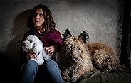 Ina Behrendsen (Julia Brendler) sitzt in einem dunklen Hundezwinger fest. Zumindest ist sie nicht allein, denn sie hat zwei Hunde bei sich, die ihr Gesellschaft leisten. Doch wem gehören die Tiere, und wie sind sie dort gelandet?